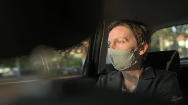 Aggódó Üzletasszony Védő Maszk Vár Autóban Kinézett Ablakon Szelektív Fókusz — Stock videók