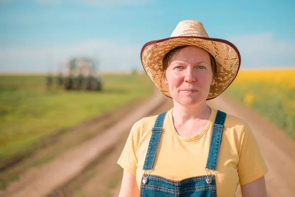 Portrét Farmářky Kvetoucích Řepkových Polích Traktorem Pozadí Selektivní Zaměření — Stock fotografie