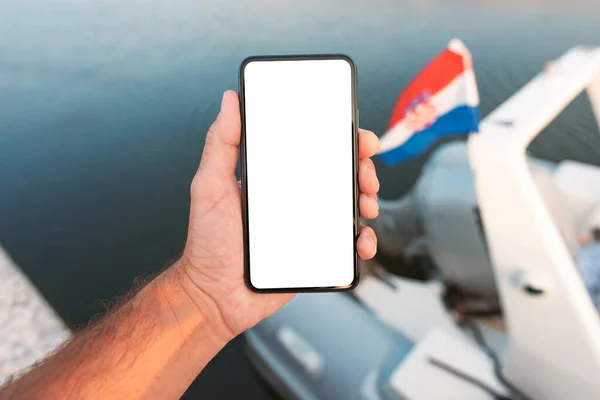 Männliche Hand Mit Mobiltelefon Vor Einem Segelboot Mit Kroatischer Flagge — Stockfoto