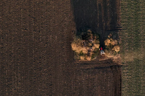 农业拖拉机 带有耕地机 在田里耕作 从无人地带鸟瞰 — 图库照片