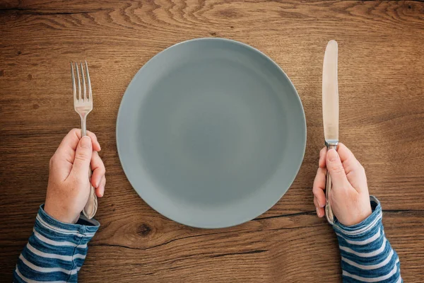 Vrouwelijke Handen Met Vork Mes Lege Bord Eettafel Bovenaanzicht Met — Stockfoto