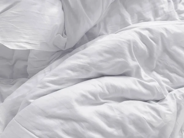 Unordentlich Weißes Bettbezug Als Hintergrund — Stockfoto