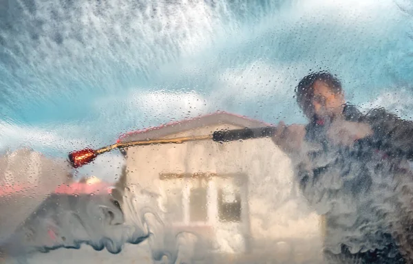 Человек Водяным Пистолетом Распылитель Автомойке Самообслуживания Избирательный Фокус — стоковое фото