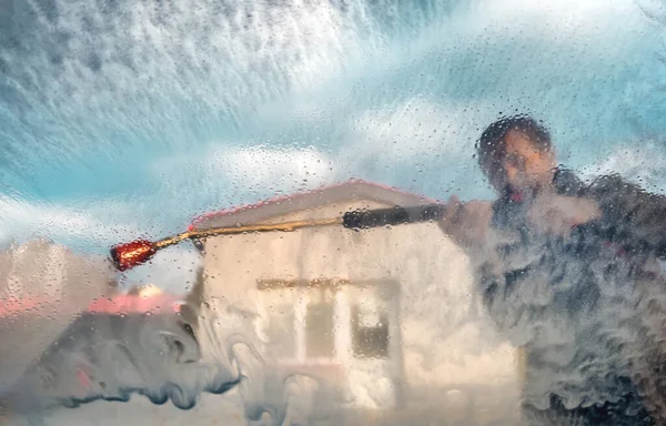 Uomo Con Pistola Acqua Spruzzatore Jet Auto Lavaggio Self Service — Foto Stock