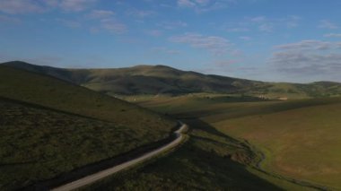 Güzel Zlatibor bölgesinde sonbahar sabahı havadan çekilmiş boş bir yol.