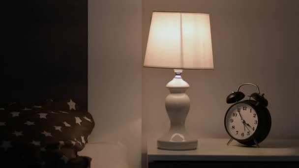 Lámpara Noche Dormitorio Reloj Las Mañana Para Insomnio Concepto Insomnio — Vídeo de stock