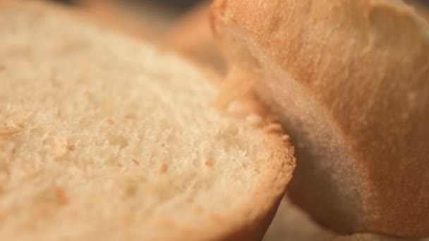 Migalhas Pão Caindo Fatias Pão Branco Câmera Lenta Placa Fiação — Vídeo de Stock