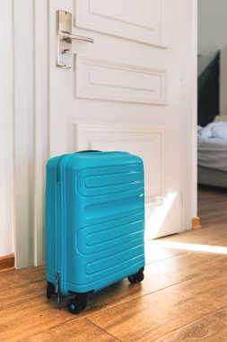 Mavi seyahat valizi otel dairesinde, seçici odak