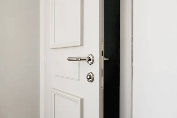 Λευκή Πόρτα Μπάνιου Ελαφρώς Ανοικτή Αριστερά Μισάνοιχτη Επιλεκτική Εστίαση — Φωτογραφία Αρχείου
