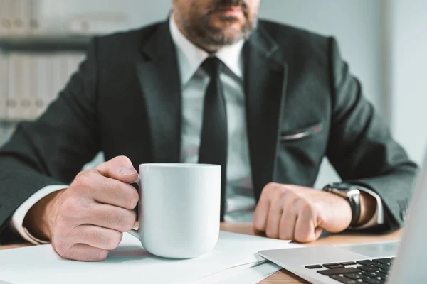 Kantoormedewerker Met Een Kop Koffie Aan Zijn Bureau Selectieve Focus — Stockfoto