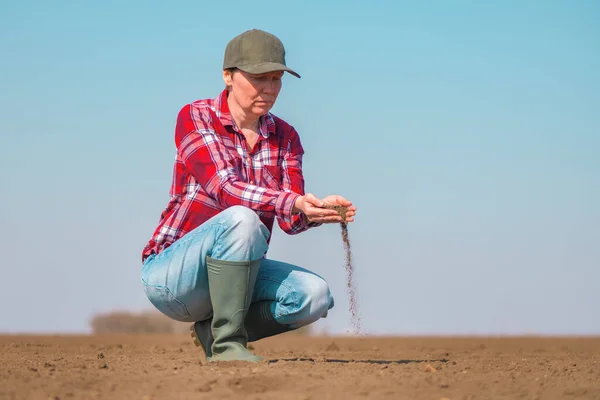 Agricultor Verificando Qualidade Solo Campo Arado Antes Época Semeadura — Fotografia de Stock