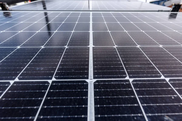 光电系统太阳能电池板上的光伏电池 选择性聚焦 — 图库照片
