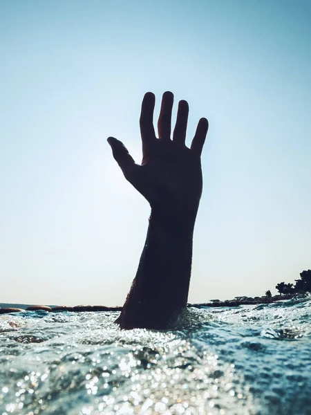 Hand Van Een Verdrinkende Man Die Vanuit Het Koude Zeewater — Stockfoto