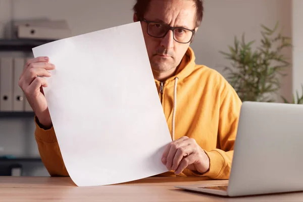 Freelancer Segurando Branco Maquete Propaganda Cartaz Branco Escritório Casa Foco — Fotografia de Stock