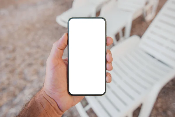 Mobiele Smartphone Met Blanco Modellenscherm Mannelijke Hand Ligstoel Achtergrond Selectieve — Stockfoto