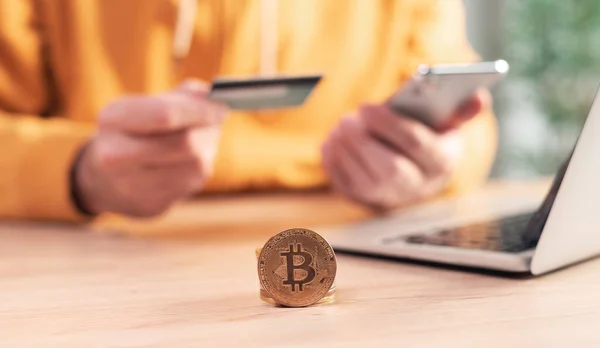 Bitcoin Ticareti Akıllı Telefon Dizüstü Bilgisayar Kredi Kartı Kullanan Adam — Stok fotoğraf