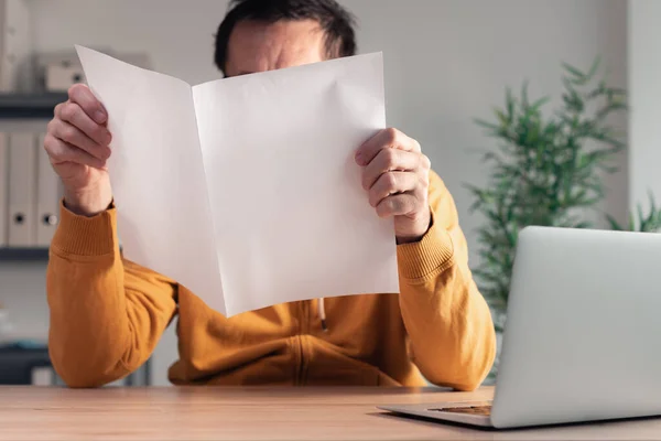 Freelancer Com Maquete Relatório Negócios Produzido Interior Escritório Casa Foco — Fotografia de Stock