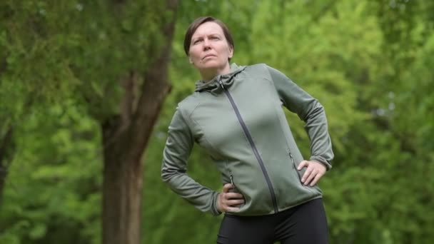 Retrato Jogger Femenina Adulta Estirándose Calentándose Parque Lista Para Correr — Vídeos de Stock