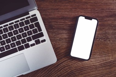 Ofis masasında akıllı telefon model ekran, üst görünüm düz yatıyordu