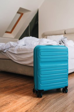 Mavi seyahat valizi otel dairesinde, seçici odak