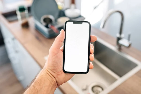 Akıllı Telefonu Modelleme Ekranı Mutfak Lavabosunun Önünde Seçici Odaklanma — Stok fotoğraf