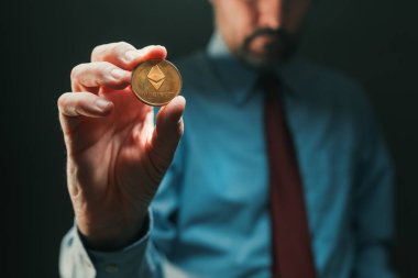 Ethereum kripto para simsarı elinde para, seçici odaklı