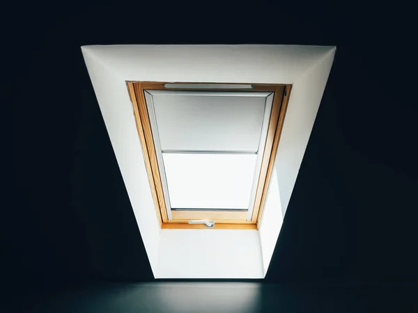 Ventana Del Tejado Invierno Vista Desde Interior Habitación Oscura —  Fotos de Stock