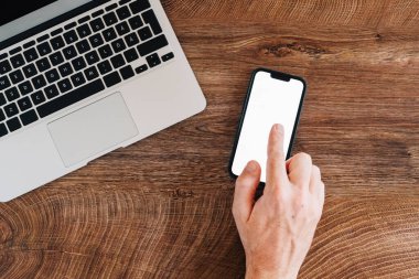Akıllı telefon modelleme ekranında elle tıklama, ev ofis çalışma alanının üst görünüm düzlüğü