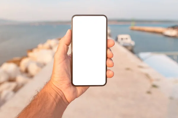 Man Die Aan Zee Staat Een Mobiele Smartphone Vasthoudt Met — Stockfoto