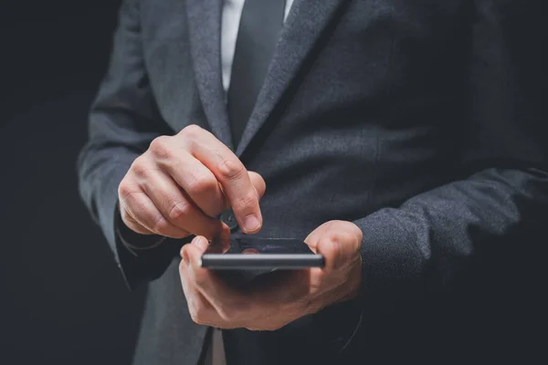 Elegantní Podnikatel Tmavě Šedém Obleku Používá Mobilní Chytrý Telefon Detailní — Stock fotografie