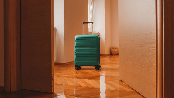 Travel Suitcase Open Door Hotel Apartment Room Selective Focus — Stock Photo, Image