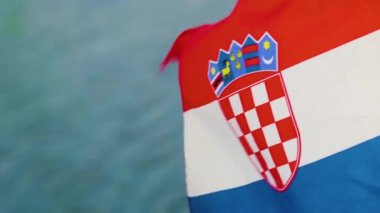 Hırvatistan 'ın yıpranmış bayrağı rüzgarda yavaş çekimde sallanıyor, seçici bir odak noktası