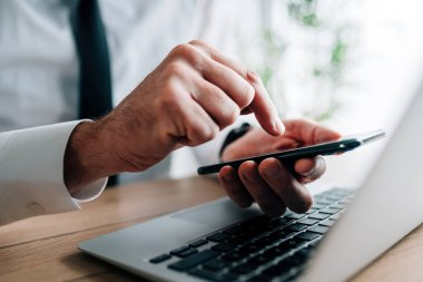 Otomatik yanıtlama mesajı konsepti, otomatik yanıt uygulaması kullanan iş adamı SMS uyarısı, seçici odaklanma