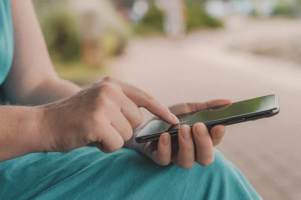 Женщина Использующая Смартфон Открытом Воздухе Парке Закрывающая Женские Руки Мобильным — стоковое фото