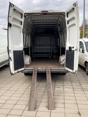 Boş küçük kamyon bagajı yükleme ve ulaşım hizmeti konsepti için hazır