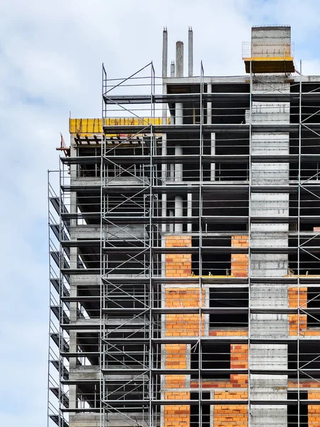 Edificio Apartamentos Con Andamios Que Rodean Estructura Construida Edificio Del — Foto de Stock