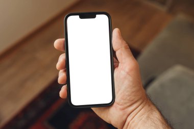 Akıllı telefon modeli, internet, akıllı ev konsepti, cep telefonu kullanan adam. Ev içinde boş ekranı olan el tutma aygıtını kapat.