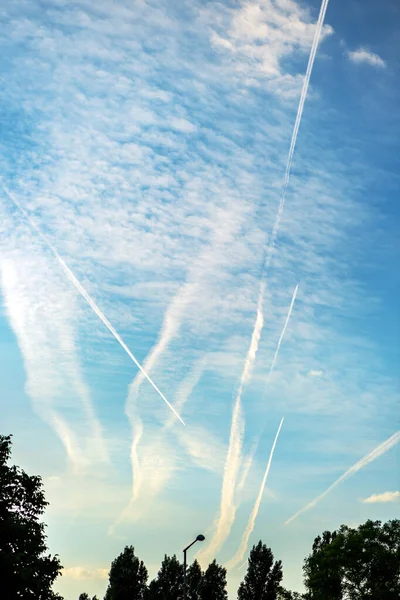 下から青空に飛行機の軌道又は蒸気道のパターン — ストック写真