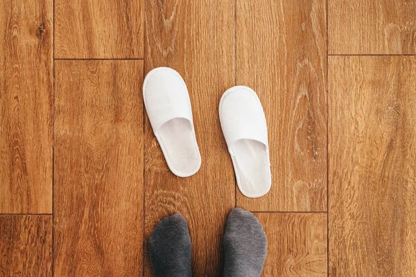 Mannelijke Voeten Wegwerp Witte Slippers Hotelkamer Bovenaanzicht — Stockfoto