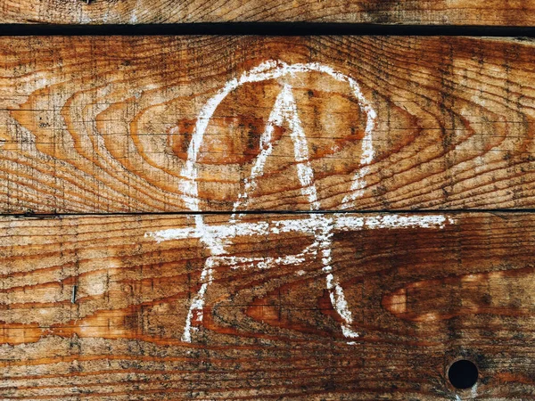 チョークで書かれた木製の壁にアナーキストのシンボル — ストック写真