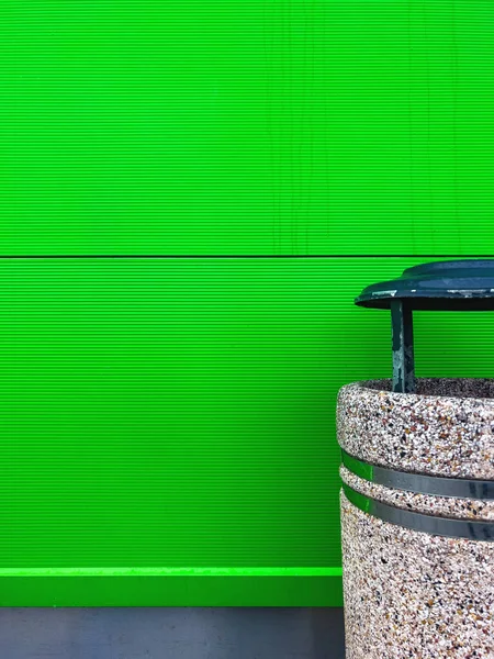 Outdoor Garbage Bin Shopping Mall Green Metallic Wall — Stock Photo, Image