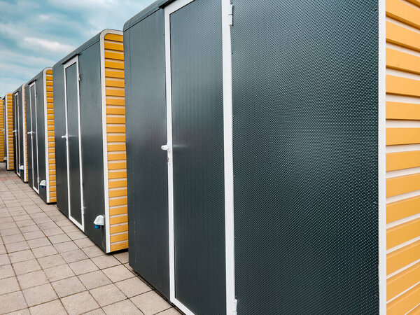 Каюты уличного рынка выстроились в ряд для фестиваля фермерского рынка