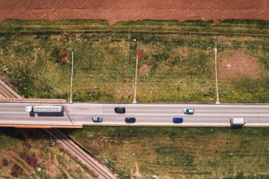 Üst geçitteki trafiğin hava görüntüsü, üst manzara.