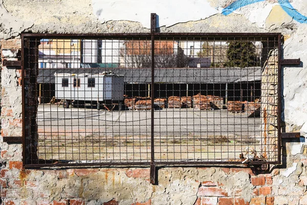 Oude Industriële Gebouw Ruïne Met Beschadigde Bakstenen Muur Versleten Gevel — Stockfoto