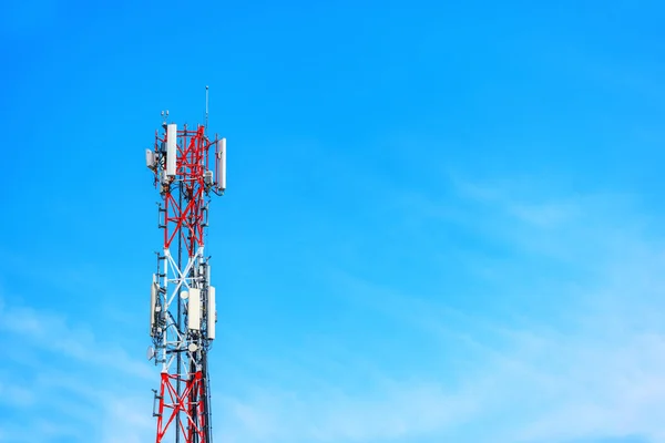 Telecommunication Tower Signal Repeater Antennas Blue Sky Copy Space — Stock Photo, Image