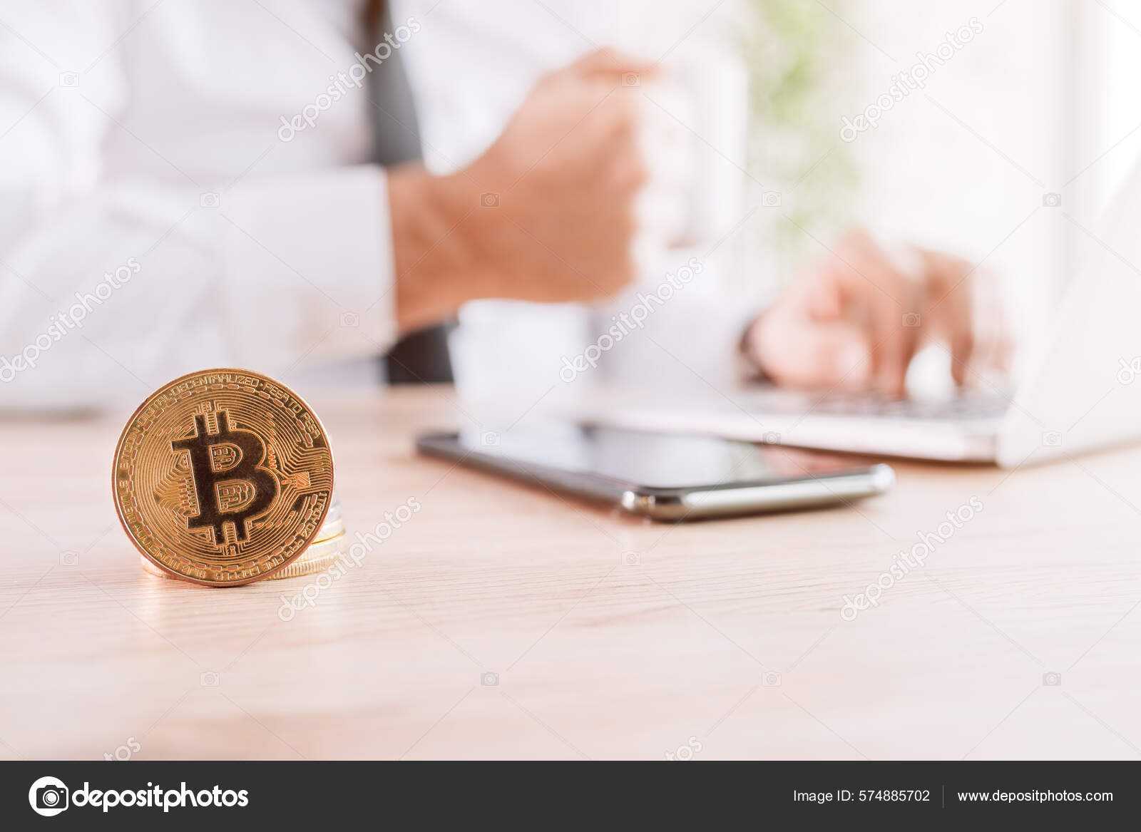 Бизнесмен Торгует Платформой Криптовалютной Торговли Биткойнами.