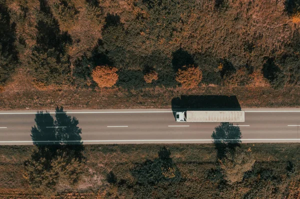 Αεροφωτογραφία Του Φορτηγού Μεταφοράς Εμπορευμάτων Στο Δρόμο Απόγευμα Του Καλοκαιριού — Φωτογραφία Αρχείου