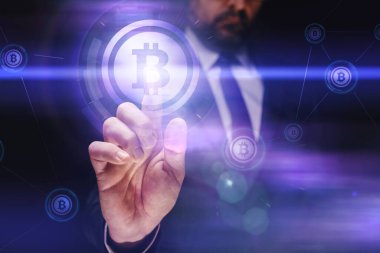Sanal dijital ekranda bitcoin kripto para ticareti, seçici odak