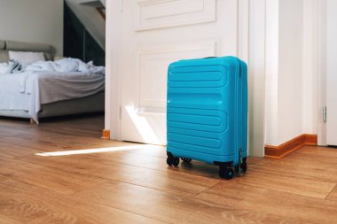 Mavi seyahat valizi otel dairesinde, seçici odak