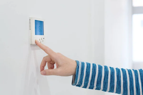 女性手使用家庭取暖和冷却系统控制装置 选择性聚焦 — 图库照片